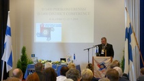 Presidentti Pekka Tuomainen esiintyy piirikonferenssissa Kalajoella 2010