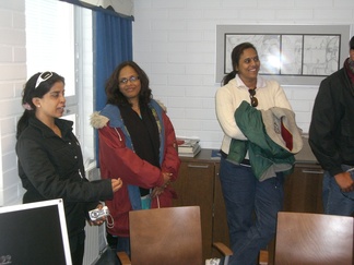 Intialaiset Bharathi Bangla, Sashi Guduri ja Vanguri Yashoda tutustumassa Kalajoen lukioon