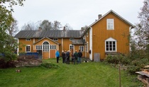 Talo sijaitsee Kalajoen rannassa sen verran piilossa, että kaikki paikallisetkaan eivät sitä tunne. 