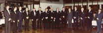 Kalajoen Rotaryklubin jäsenet Charter-juhlassa 1984. Vasemmalta: Jussi Kiiveri, Juha Petäistö, Heikki Santaholma, Väinö Huitu, Hannu Isopahkala, Erkki Isopahkala, Väinö Oksanen, Jarmo Happonen, Osmo Määttänen, Sauli Saari, Alho Ilo, Jukka Kärjä, Lasse Kärjä, Hannu Suoranta ja Jukka Junkala

