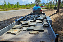 Kotalaavuun tulevia liuskelaattoja lähinnä kilpa-auton kuljetukseen tarkoitussa peräkärryssä