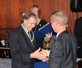 Heikki Junnikkala vastaanottamassa PHF-mitalia