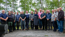 Vallanvaihtoon osallistunut porukka koko komeudessaan. Vasemmalta; Pekka Tuomainen, Teemu Kurikkala, Eero Laukkanen (kunniajäsen), Esko Heiska,
Tarmo Hihnala (uusi presidentti), Heikki Santaholma, Tapio Lahola, Esa Takala, Jarmo Ainali, Maiju Saari, Timo Saari, Esa Karjula, Pekka Rahkola, Tomi Määttänen, Tapio Helin, Timo Passi, Marko Paavola, Jouni Jyrinki (past. presidentti) ja Tomi Törnvall.