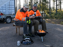 Makkaran käristystä ja alkoholitonta olutta. Tapio Lahola ja Pekka Tuomainen. Kuvan napsi Timo Saari