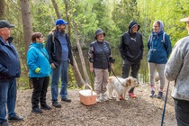 Keskellä Pietari Brahen klubin presidentti Sari Nurro ja kalajokisten hyvin tuntema AG Timo Saari kuvassa hänestä vasemmalla