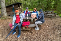 Ison savotan Pleunan hyväksi tehnyt talkoopäällikkö ja klubimestari Pekka Rahkola vieraiden seurassa