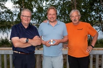 Tikkakisan podium: keskellä voittaja Toni Määttänen, vasemmalla kisan toinen Jarmo Ainali ja oikealla kisan kolmas Jouni Jyrinki.