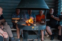 Illan pääruoka virvokkeineen oli lohikeitto, mutta yleensä jossain vaiheessa siirrytään makkaran grillaukseen. Kesäyö oli jo pitkällä, ja aurinko on hetkeksi painumassa horisontin taakse, kun veljet poistuivat.