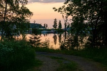 Klo 23.01 aurinko on juuri lyhyeksi aikaa painumassa horisontin taakse.