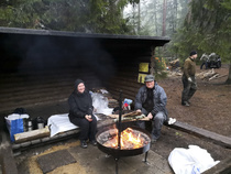 Maiju pitää ammattilaisena huolta ettei Jarmo kärvennä suomalaista vihannesta liikaa