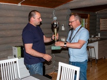 Tomi vastaanottaa vuoden Rotary-pystin