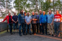 Tikkakisan jälkeen porukka kerääntyi ryhmäkuvaan. Kuvassa eivät ole mukana Eero ja Aarne, jotka poistuivat ennen tikkakisaa