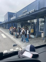 Nuoret kotiin lähdössä Oulun lentoasemalla.