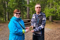 Klubinsa tervehdyksen esitti myös Raahen klubin presidentti Marja-Leena Korva ja yllätti isäntäväen lahjoittamalla Pleunaan messinkisen Rotary-rattaan