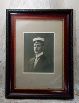 Takan otsalla on vanha yo-kuva, jonka arvellaan esittävän Jouko Östmannia, talon viimeistä asukasta