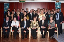 25 vuotta myöhemmin: Rotaryklubin 25-vuotisjuhla Rantakallassa 2009. Viisi perustajajäsentä on edelleen mukana Kalajoen Rotaryklubin toiminnassa, kolme toimii muissa klubeissa, ja kolme perustajajäsentä on siirtynyt ajasta pois.