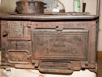 Puuhellasta löytyy vuosiluku 1880