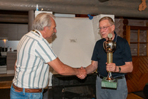 Vuoden Rotary Tapio Lahola saa pokaalin. Hänen ansiostaan polkaistiin käyntiin Pleunan laavun uudistaminen.