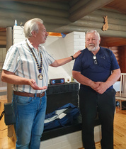 Pitkään kaksipäisen vihtan tehnyt Pekka Tuomainen on siirtänyt vihdan tekemisen perinteen eteenpäin Esko Heikkiselle.