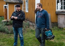 Presidentti Riku luovuttamassa tinatuoppia ja perustelemassa Williamille, miksi se luovutetaan Heidille