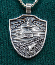 Leiriläisille muistoksi luoivutetut Kallankari -riipukset ovat Design Esko Heikkisen valmistamia ja lahjoittamia.