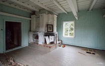 Takkahuone. Lattiaan on tehty reikä alapohjan tutkimiseksi. Haussa on muurari tai asiantuntija, joka kykenee selvittämään takan hormien rakenteet