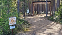 Vanhan laavun seinässä ollut Rotaryratas oli tilaisuuden ajan opasteviittana