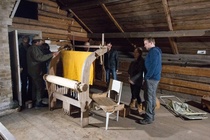 Toisessa kerroksessa on runsaasti tilaa myös - tässä tutkitaan kangaspuita