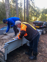 Saulin mökin pihalla on vuosikausia ollut puupino, joka on polttoarvoltaan heikentynyt, mutta kelpaa aivan erinomaisesti laavulle. Saulin perhepiiri järkkäsi kökän ja toimitti puut Pleunaan