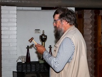 Vuodesta 1990 klubin jäsenenä toiminut Eero Laukkanen ilmoitti, että hänen palvelusvuotensa ovat täyttyneet, ja klubin hallitus puolestaan ilmoitti, että veli Eero on nimetty klubin kunniajäseneksi. Eero on vuosia ideoinut ja valmistanut pastpresidentin nuijia ja luovuttaa nyt Tuomaisen Pekan valmistaman nuijan pastpresidentti Tapio H:lle.