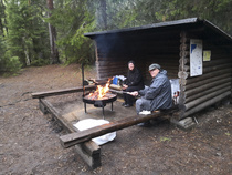 Veli Jarmo paistaa makkaraa