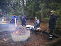 Veljet Esa, Jarmo ja Petri lämmittelevät, mutta Tomi jäähdyttelee.