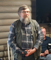 Kunniajäsen Eero Laukkanen kertoi kaksipäisen vihdan tekemisen historiaa.