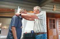 Uusi presidentti Tarmo Hihnala vastaanottaa vitjat.