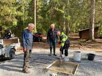 Grillin pohjalaatan valutyö meneillään. Timo Passi, Jouni Jyrinki, Tapio Helin. Taustalla vanha laavu uuteen paikkaan siirrettynä