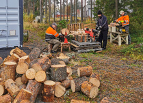 Kolme klapikonetta laulaa. Hommissa Pekka Tuomainen, Timo Saari ja Tapio Lahola