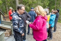 Kannuksen Rotaryklubin presidentti luovuttaa Tarmo Hihnalalle teetä ja sympatiaa