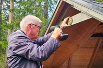 Veli Esa Karjula nouti työkalut ja ruuvasi rattaan kotalaavun oviaukon päälle