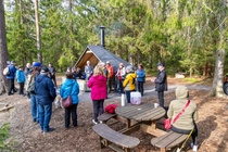 Kotalaavuun, sen ympärille ja läheisyyteen kokoontui yli 30 henkeä. Kalajoen klubista 13 ja vieraita noin 20.