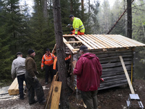 Veli Tarmo operoi akkuporakonetta