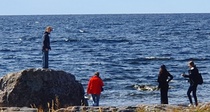 Tytöt nauttivat merestä.