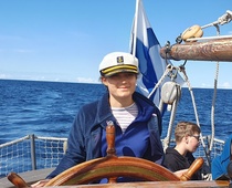 Julia Saksasta kapteenina. Hän on ennenkin purjetinut isolla aluksella.