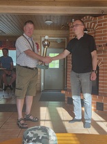 Uusi presidentti Esko Heiska on saanut vitjat sekä vuoden Rotaryn kiertopystin kiitoksena hyvästä sihteerin työstä. 