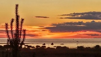 Auringonlasku Perämeren taivaanrannalla. Ilta oli jo pitkällä ja seuraava vuorokausi kolkutteli, kun Rotarit poistuivat.